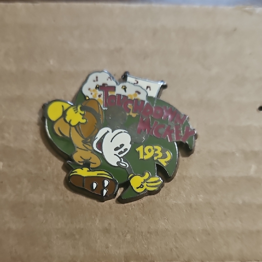 DISNEY PIN 100 YEARS OF DREAMS TOUCHDOWN MICKEY # 18 FOOTBALL Mickey's Manglers